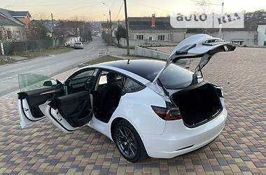 Седан Tesla Model 3 2021 в 