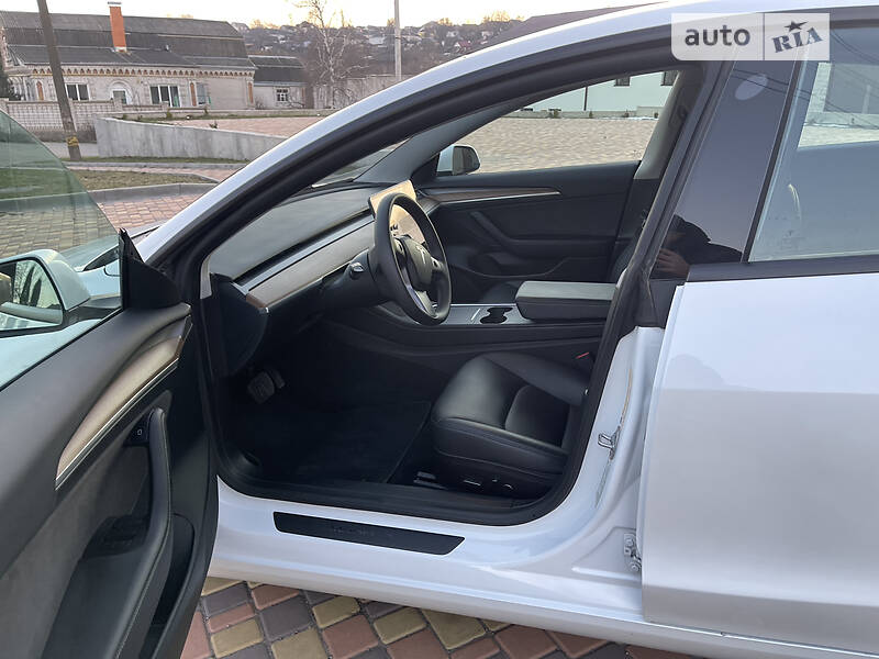 Седан Tesla Model 3 2021 в Львове