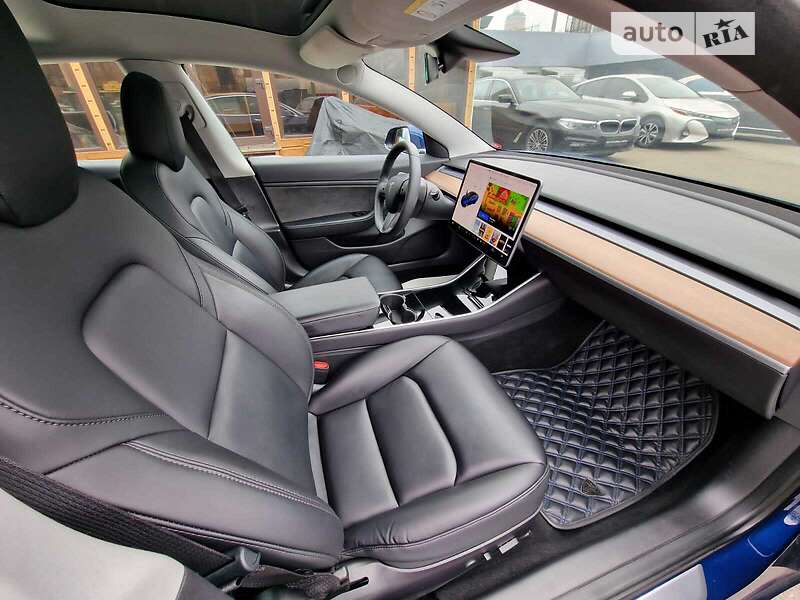 Седан Tesla Model 3 2019 в Киеве
