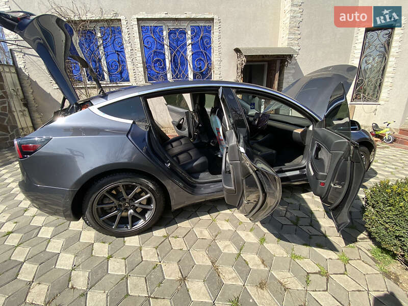Седан Tesla Model 3 2018 в Одесі