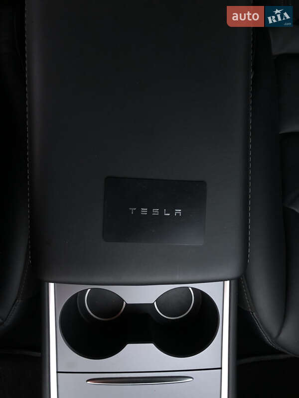 Седан Tesla Model 3 2021 в Киеве