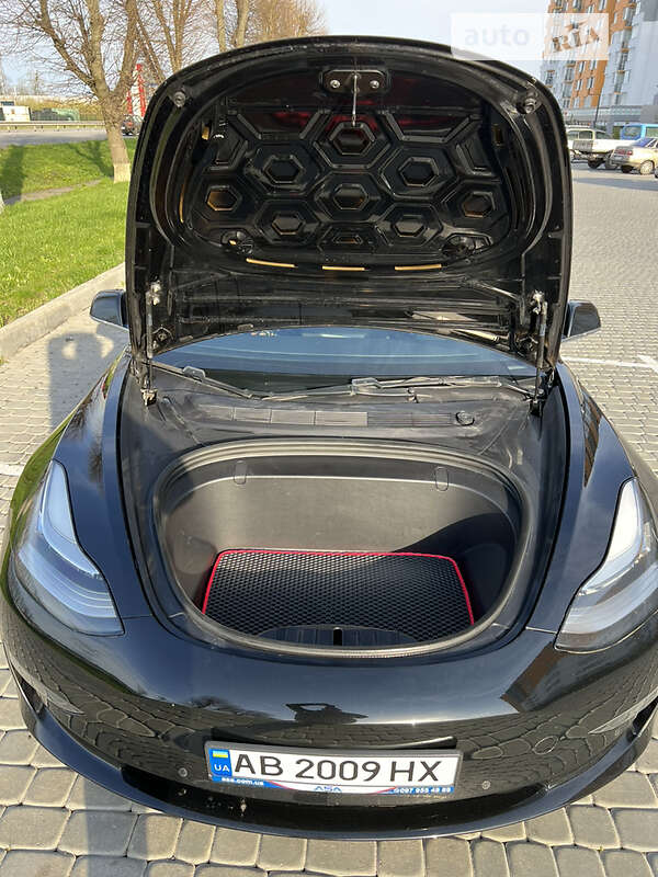 Седан Tesla Model 3 2019 в Виннице