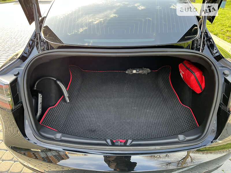 Седан Tesla Model 3 2019 в Виннице