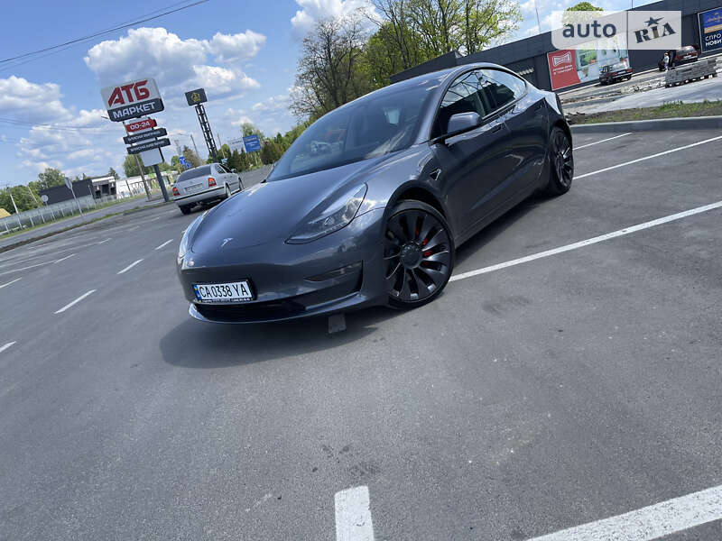 Седан Tesla Model 3 2021 в Умані