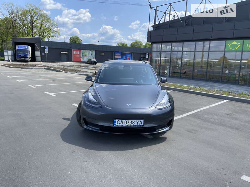 Седан Tesla Model 3 2021 в Умані