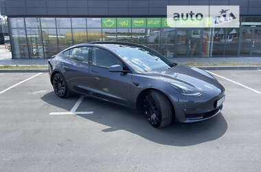 Седан Tesla Model 3 2021 в Умані