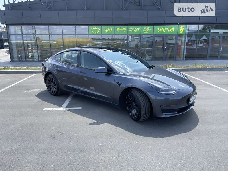 Седан Tesla Model 3 2021 в Умані