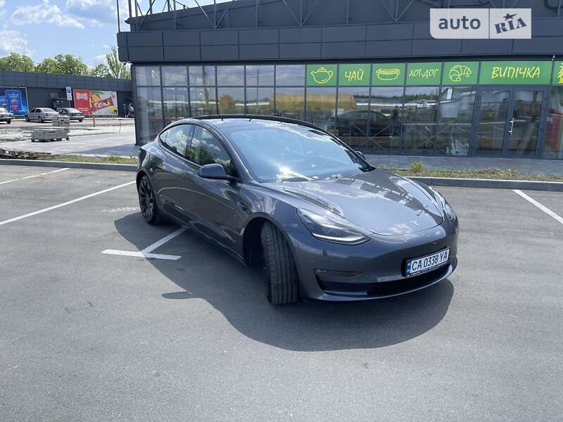 Седан Tesla Model 3 2021 в Умані