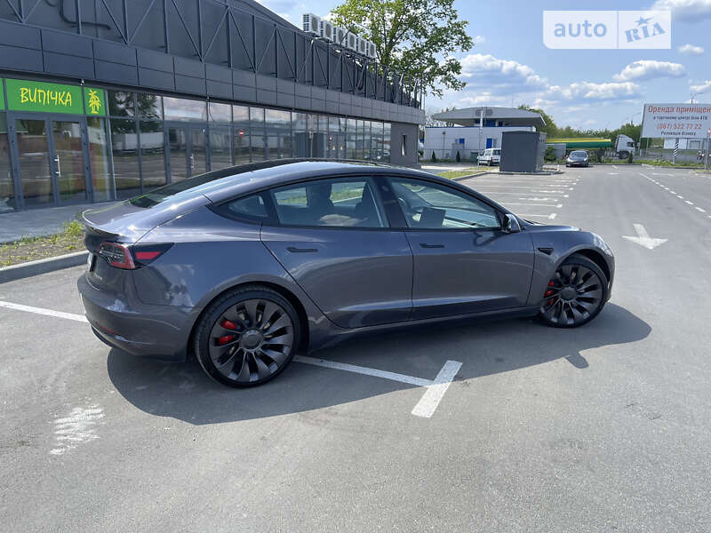 Седан Tesla Model 3 2021 в Умані