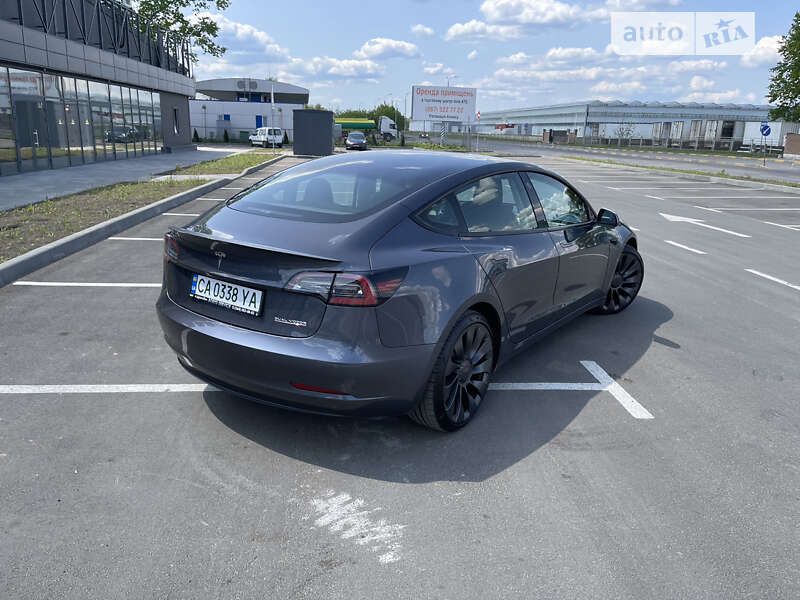 Седан Tesla Model 3 2021 в Умані