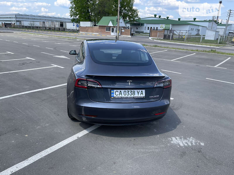 Седан Tesla Model 3 2021 в Умані