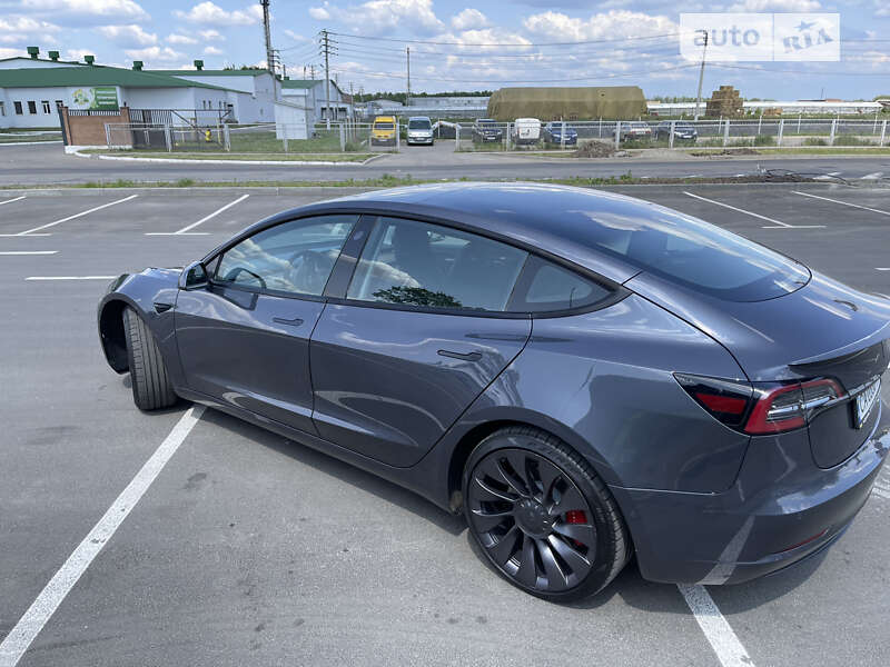 Седан Tesla Model 3 2021 в Умані