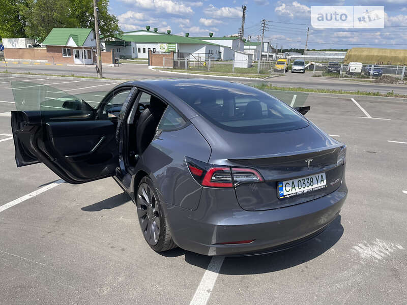 Седан Tesla Model 3 2021 в Умані