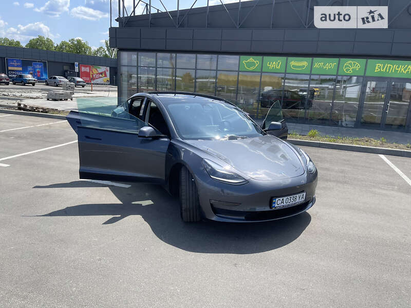 Седан Tesla Model 3 2021 в Умані