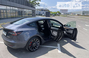 Седан Tesla Model 3 2021 в Умані