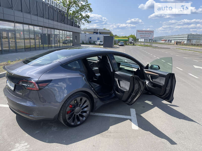 Седан Tesla Model 3 2021 в Умані