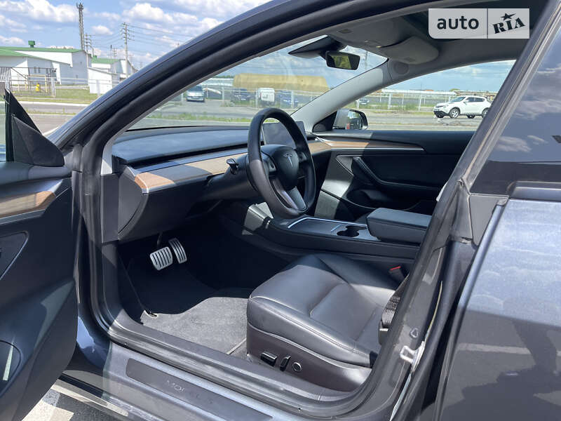 Седан Tesla Model 3 2021 в Умані