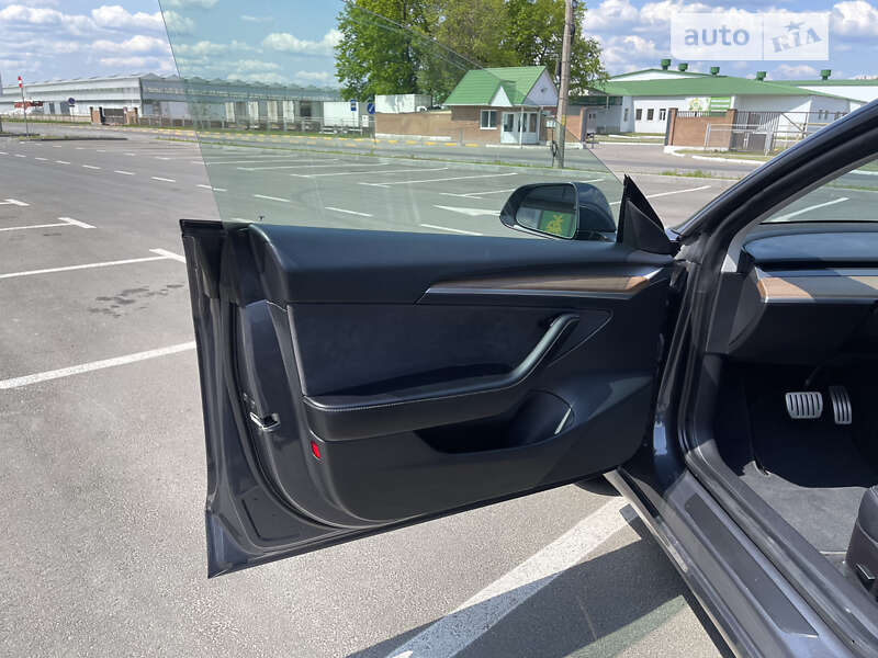 Седан Tesla Model 3 2021 в Умані