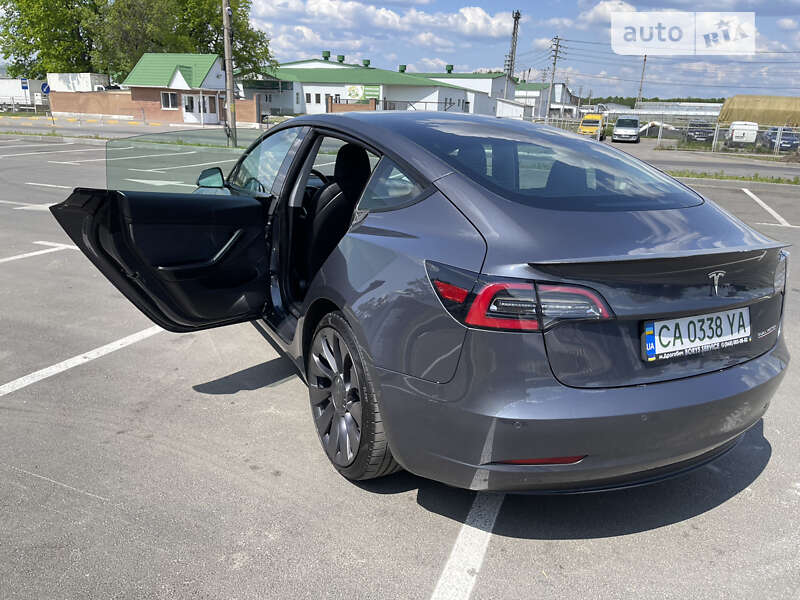 Седан Tesla Model 3 2021 в Умані