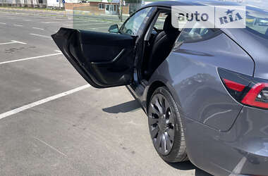 Седан Tesla Model 3 2021 в Умані
