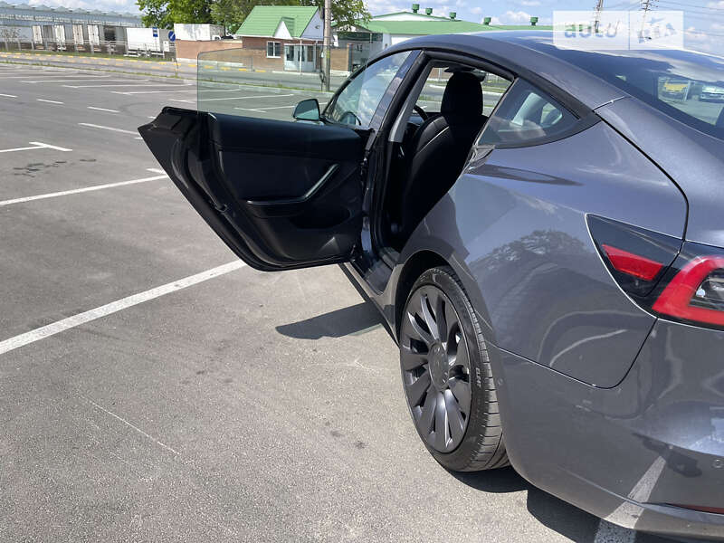 Седан Tesla Model 3 2021 в Умані