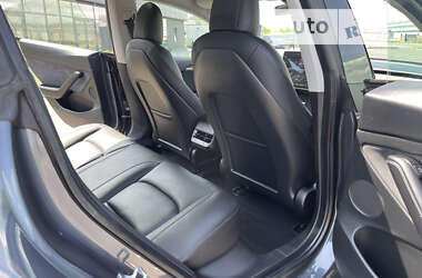 Седан Tesla Model 3 2021 в Умані