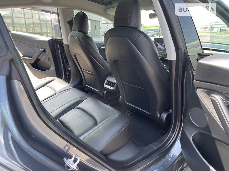 Седан Tesla Model 3 2021 в Умані