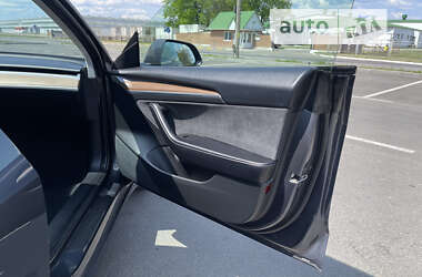 Седан Tesla Model 3 2021 в Умані
