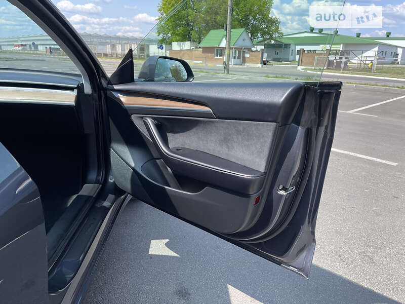 Седан Tesla Model 3 2021 в Умані