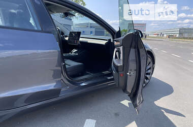 Седан Tesla Model 3 2021 в Умані
