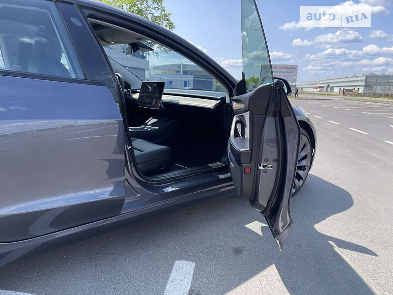 Седан Tesla Model 3 2021 в Умані