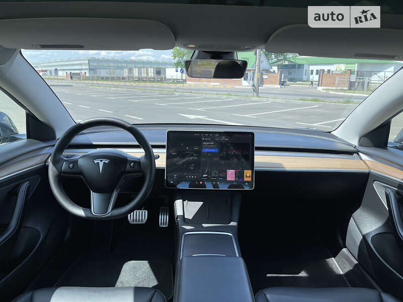 Седан Tesla Model 3 2021 в Умані