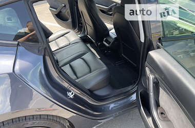 Седан Tesla Model 3 2021 в Умані