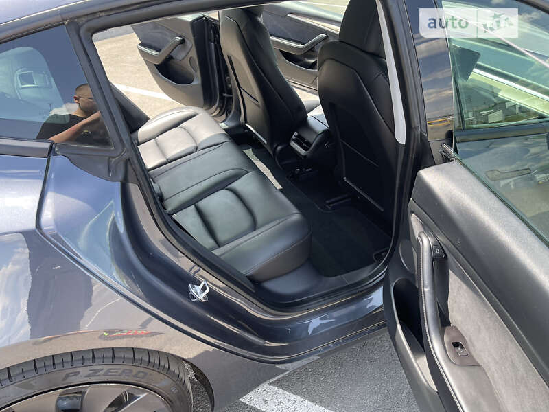 Седан Tesla Model 3 2021 в Умані