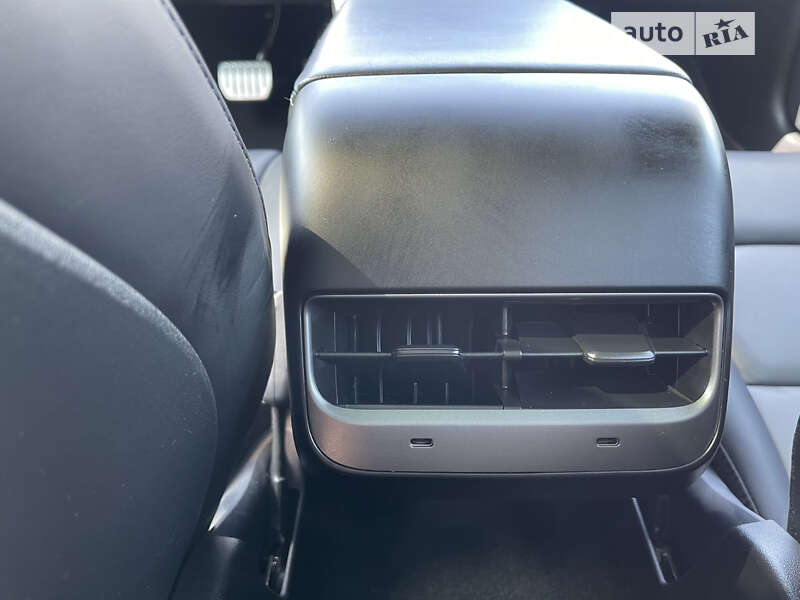 Седан Tesla Model 3 2021 в Умані