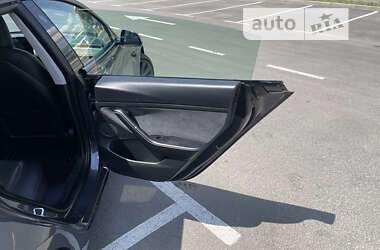 Седан Tesla Model 3 2021 в Умані