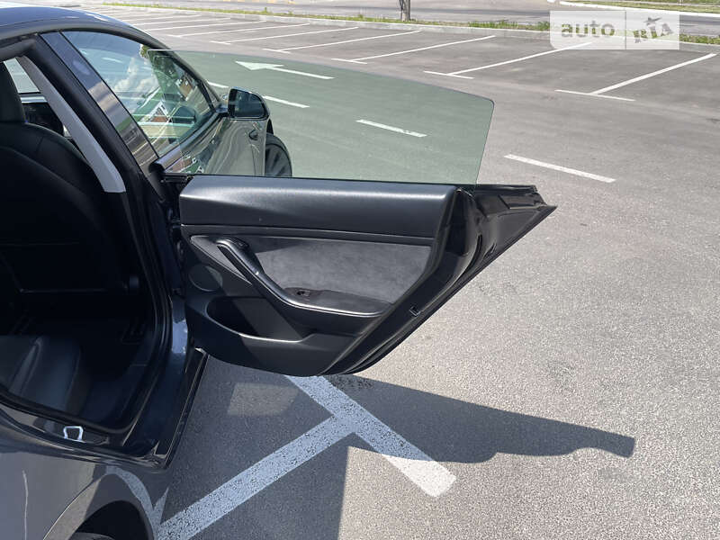 Седан Tesla Model 3 2021 в Умані