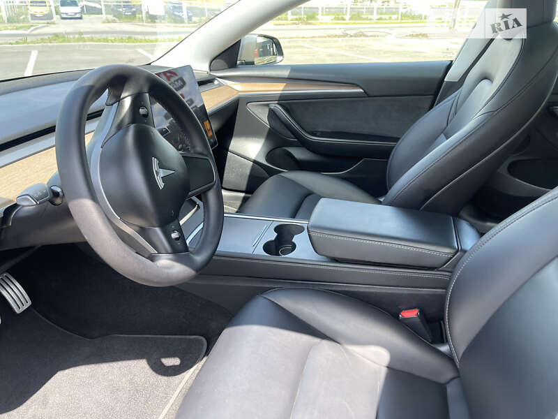 Седан Tesla Model 3 2021 в Умані