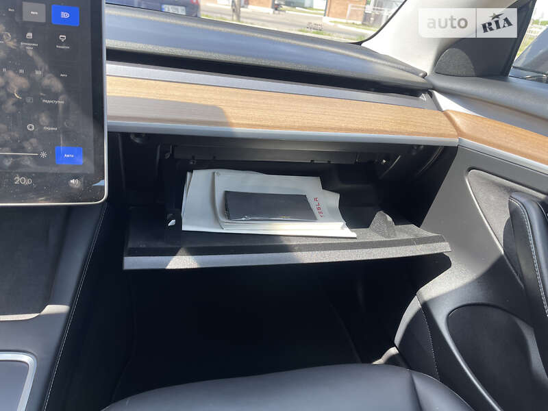Седан Tesla Model 3 2021 в Умані