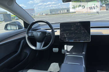 Седан Tesla Model 3 2021 в Умані