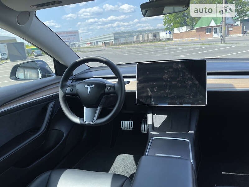 Седан Tesla Model 3 2021 в Умані