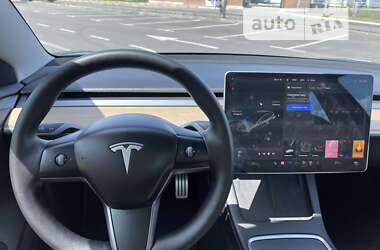Седан Tesla Model 3 2021 в Умані