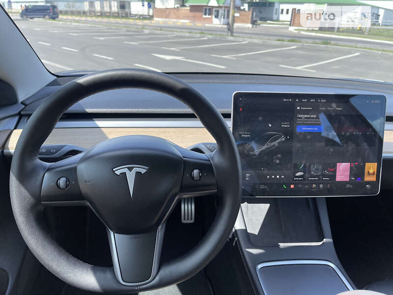 Седан Tesla Model 3 2021 в Умані