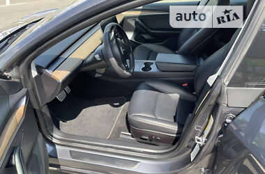 Седан Tesla Model 3 2021 в Умані