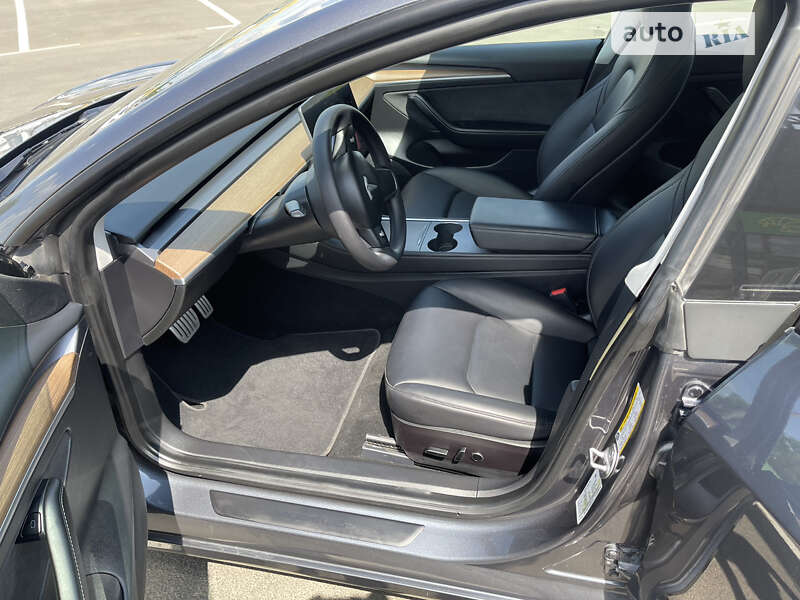 Седан Tesla Model 3 2021 в Умані