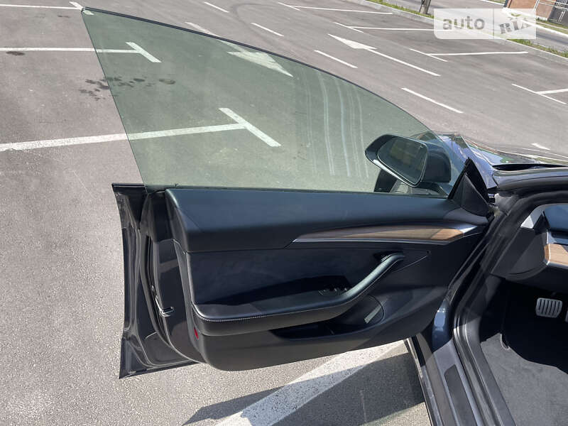 Седан Tesla Model 3 2021 в Умані