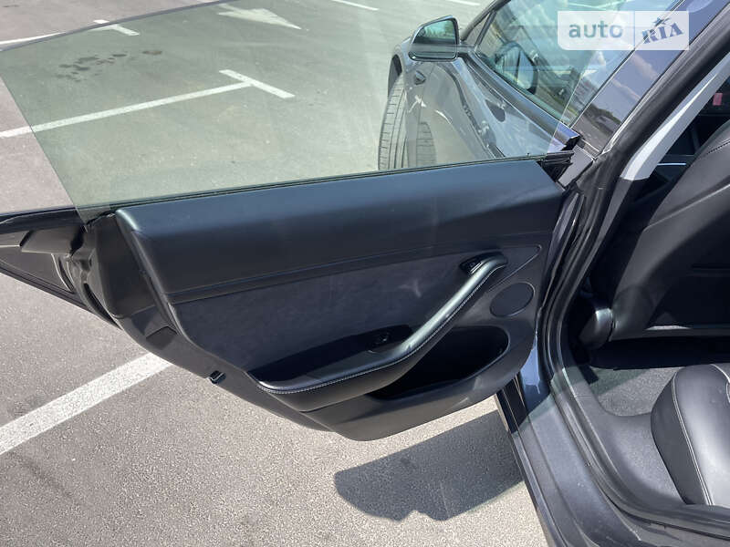 Седан Tesla Model 3 2021 в Умані