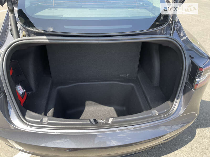 Седан Tesla Model 3 2021 в Умані