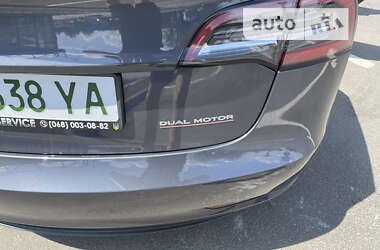 Седан Tesla Model 3 2021 в Умані