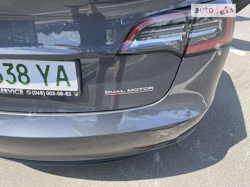 Седан Tesla Model 3 2021 в Умані